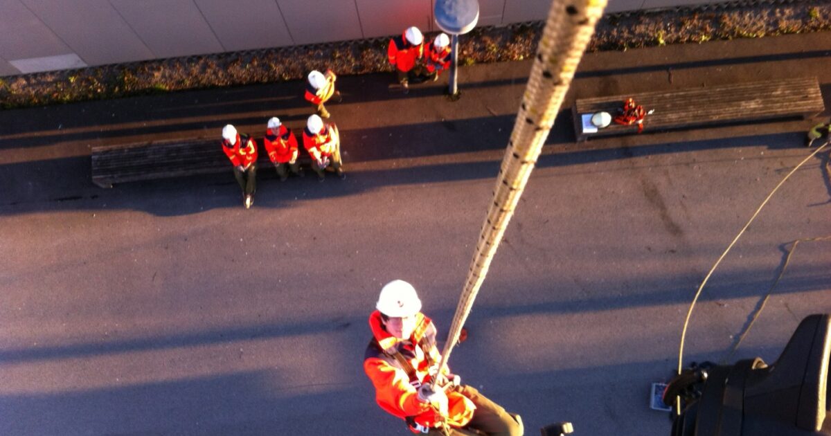 07.04.2015 Feuerwehrjugendprobe Abseilen aus dem Steiger