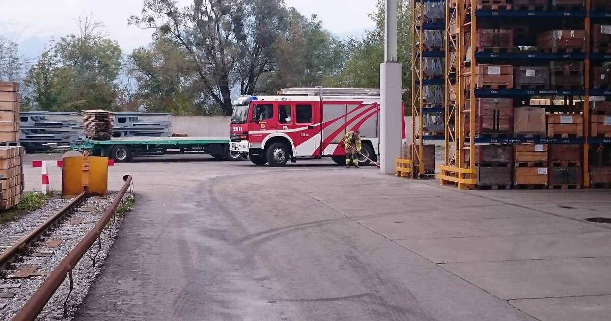 ENr-52 14.10.2015 14:39 Uhr – Konrad Doppelmayr Straße >> Ölspur auf dem Werksgelände