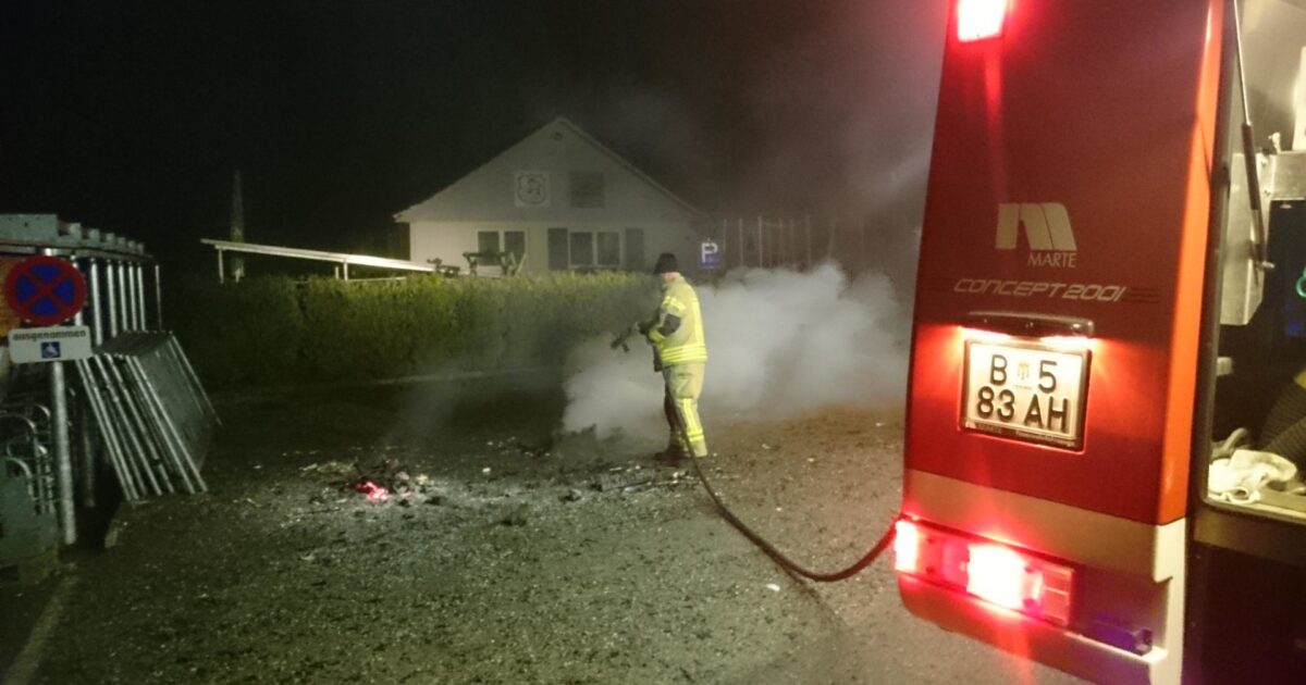 ENr-58 19.12.2015 22:03 Uhr – Sportplatzstraße >> unbeaufsichtigtes Schwedenfeuer – Polizei vor Ort