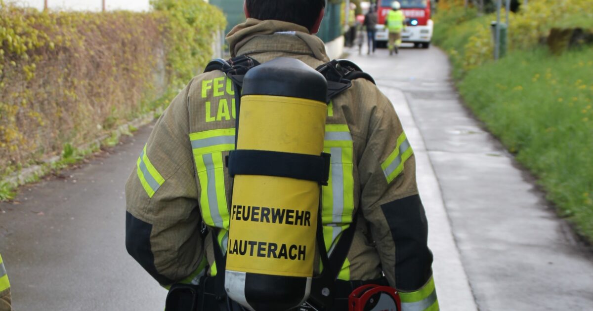 ENr-21 19.04.2017 17:44 Uhr – LAUTERACH Brunnenweg >> Rauchentwicklung auf Dach