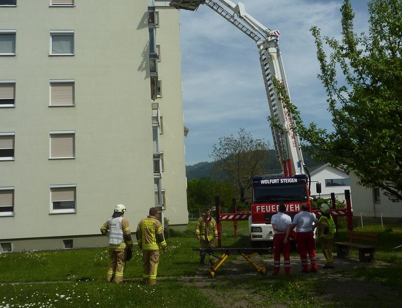 ENr-22 28.04.2018 14:51 Uhr – Lerchenstraße >> Patientenbergung