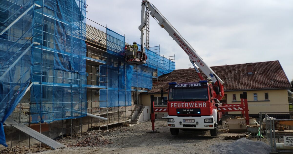 ENr-28 27.03.2020 14:55 Uhr – Patientenbergung mittels Steiger in Lauterach