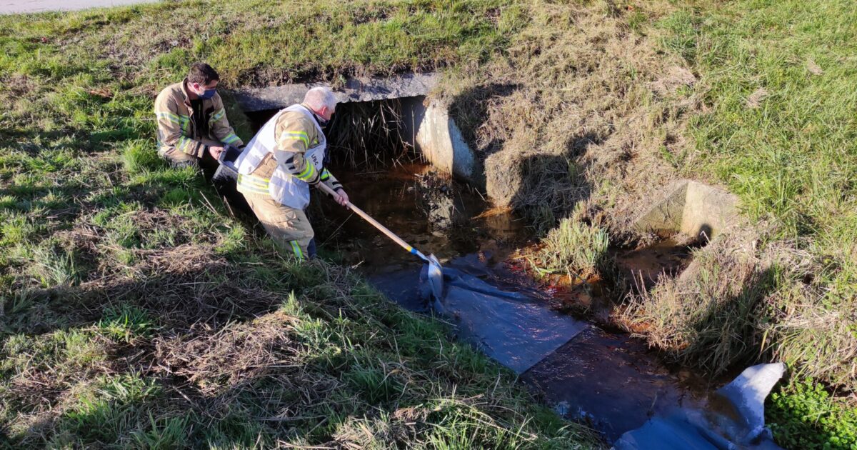 ENr-71 07.11.2020 09:37 Uhr – Weitenriedgraben >> Ölfilm im Gewässer