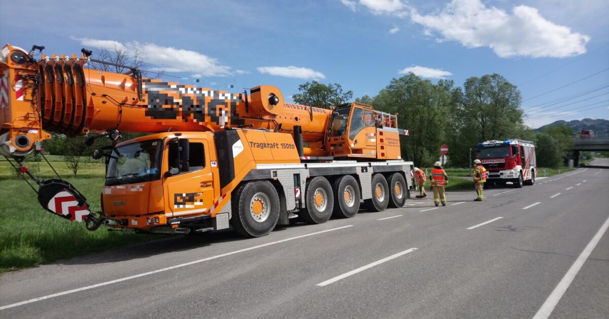 Einsatz Nr-46 10.05.2021 10:42 Uhr – Senderstraße >> Techn. Defekt bei Mobilkran – Ölbindemittel benötigt