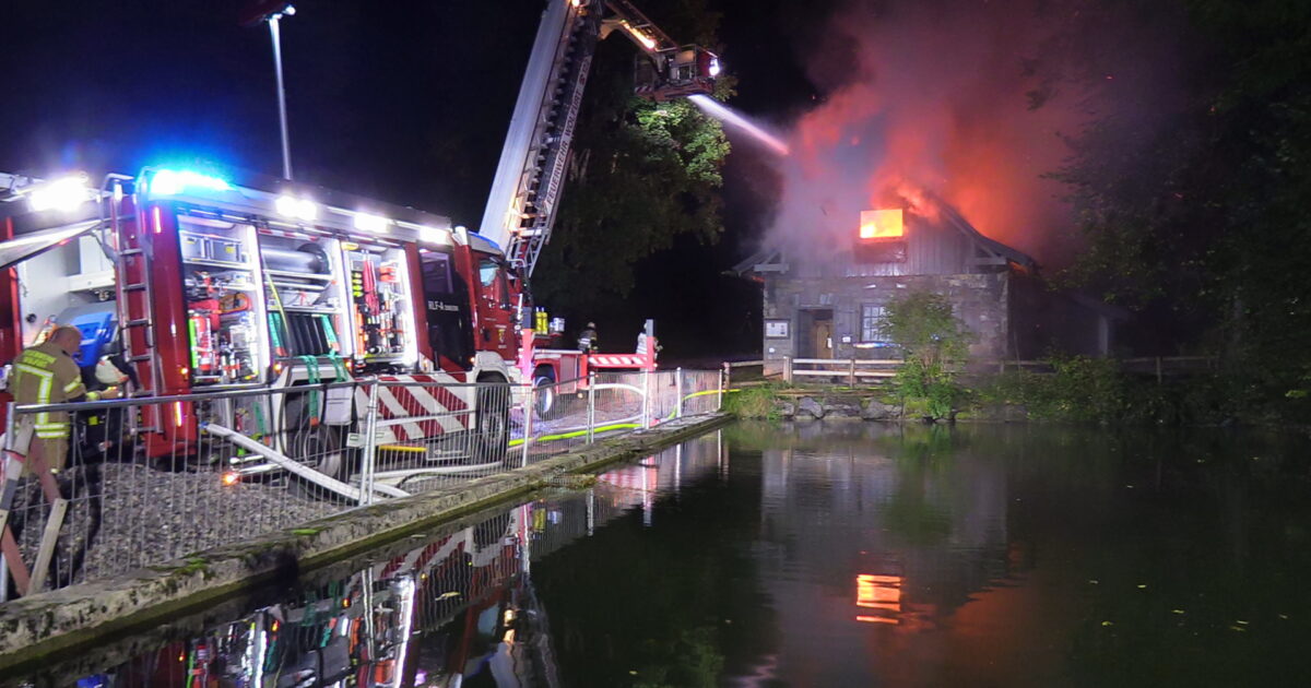 Einsatz Nr-101 09.10.2021 00:55 Uhr – Alte Schmiede >> Dachstuhlbrand