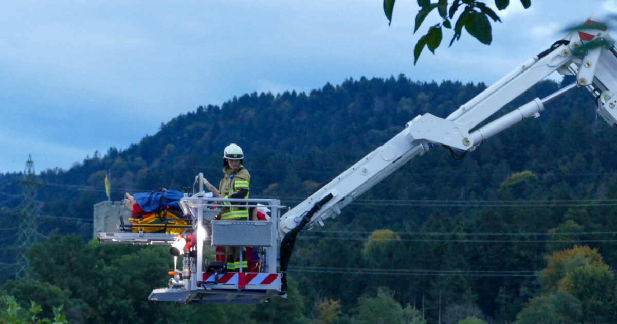 Einsatz Nr-98 03.10.2021 18:39 Uhr – Moosmahdgasse >> Patientenbergung mittels Steiger