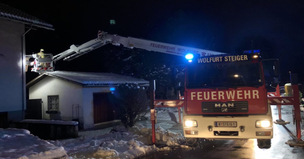 Einsatz Nr-115 11.12.2021 05:07 Uhr – Neudorfstraße >> Patientenbergung mittels Steiger