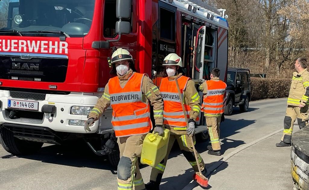 Einsatz Nr-09 01.03.2022 12:19 Uhr – St.-Antonius-Weg >> Austritt von Hydrauliköl