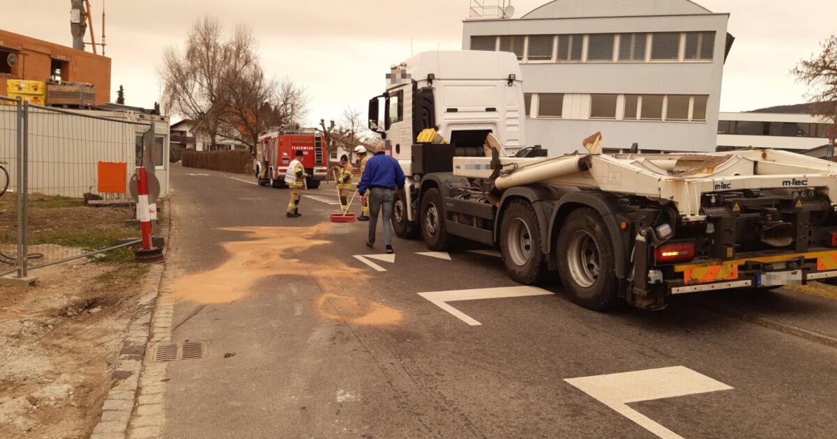 Einsatz Nr-11 15.03.2022 11:38 Uhr – Unterhub >> Austritt von Hydrauliköl