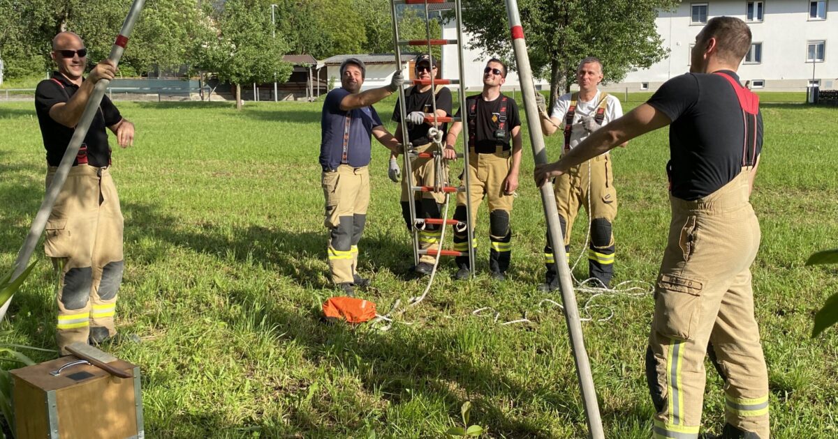Einsatz Nr-34 17.05.2022 18:00 Uhr – Kesselstraße >> Bienenstock entfernen