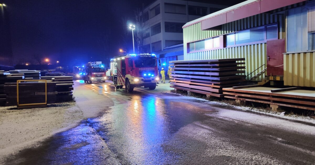 Einsatz Nr-352 14.12.2022 05:26 – Holzriedstraße >> Stark qualmender, instabiler Akku