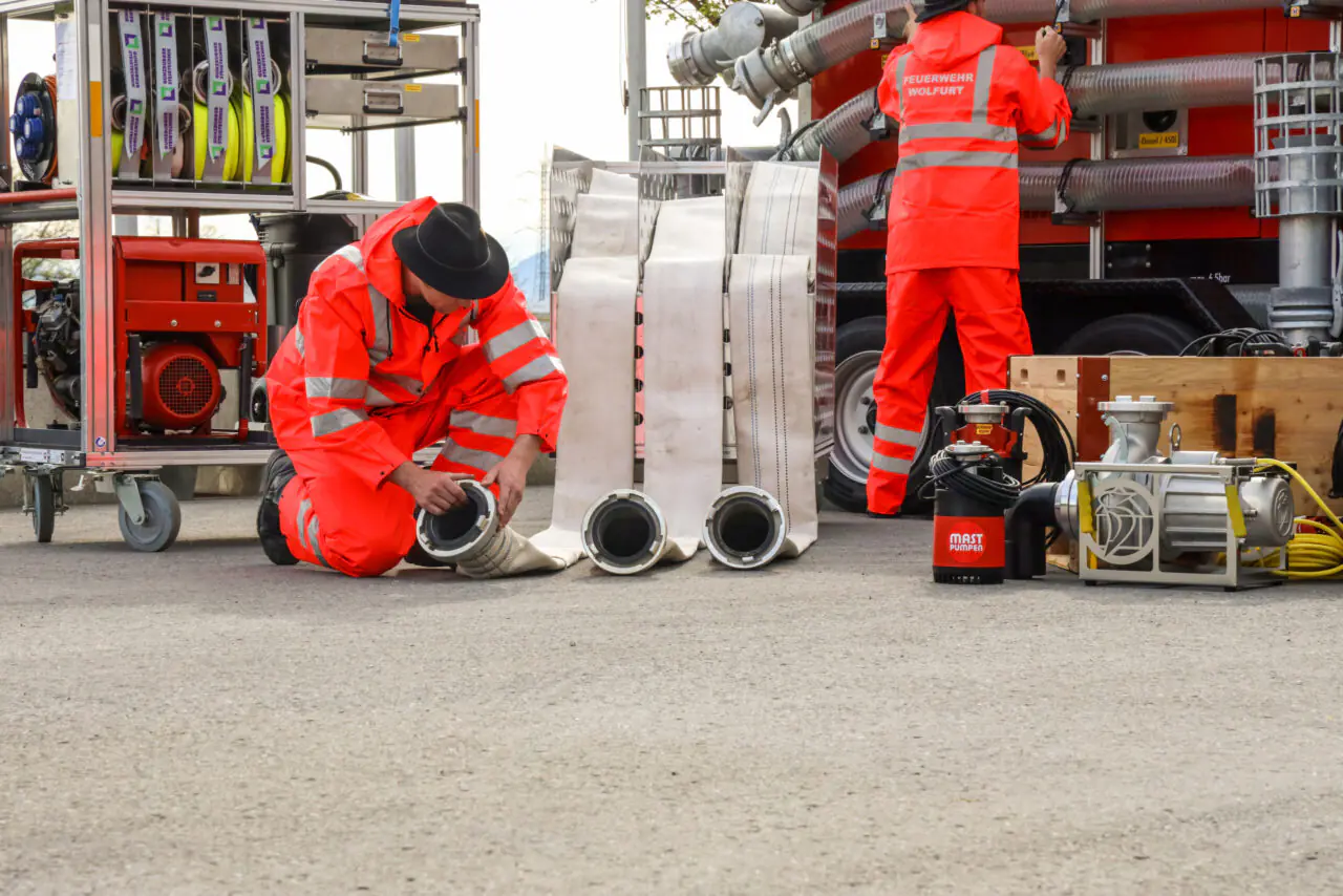 Hochwassereinsatz Feuerwehr Wolfurt mit Regenschutzkleidung