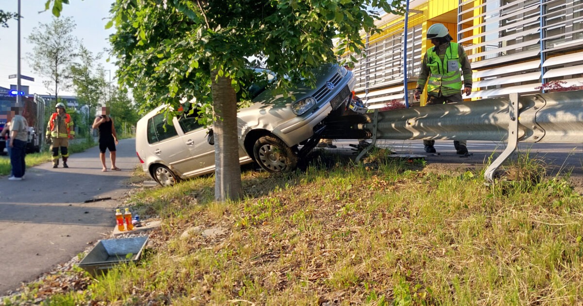 Einsatz Nr-30 06.06.2023 18:56 Uhr – Konrad-Doppelmayr-Straße>> VU-Betriebsmittel rinnen aus