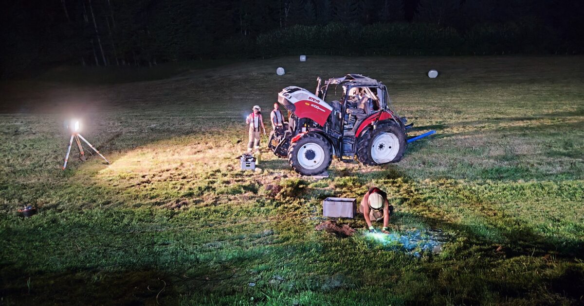Einsatz-Nr 47 19.08.2023 21:25 Uhr – BILDSTEIN Gitzen >> Traktor über Böschung gestürzt
