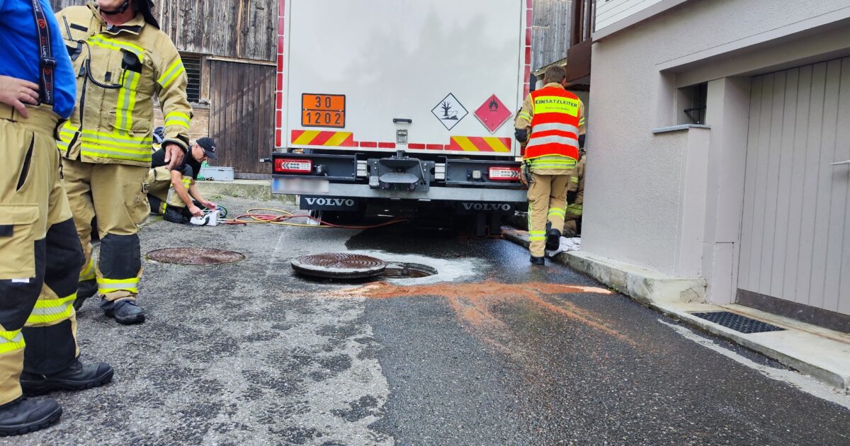 Einsatz Nr-57 03.10.2023 13:01 Uhr – Tobelgasse>> Dieseltank von LKW aufgerissen