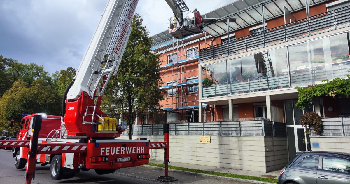 Einsatz Nr-61 20.10.2023 11:29 Uhr – BREGENZ Rummergasse >> Gerüstteile drohen abzustürzen