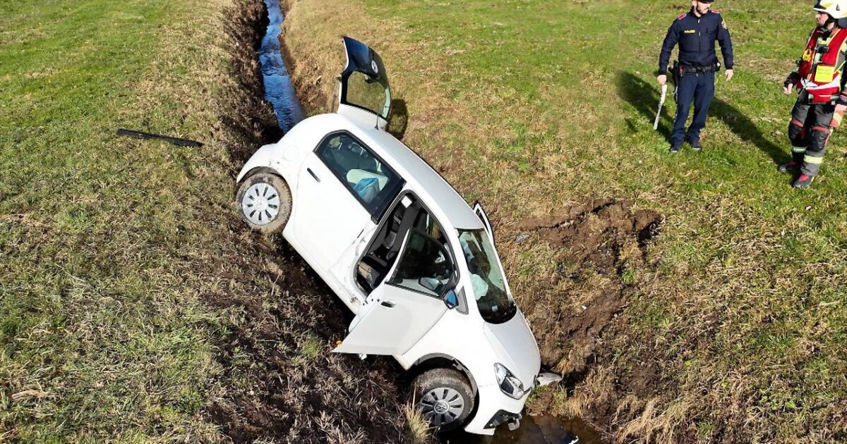 Einsatz-Nr 7 16.01.2024 13:02 Uhr – SCHWARZACH >> Fahrzeug in Graben