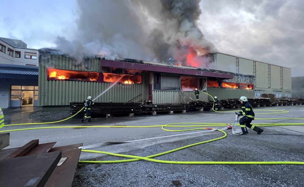 Einsatz Nr-12 05.02.2024 07:22 Uhr > Holzriedstraße – Vollbrand Industriegebäude