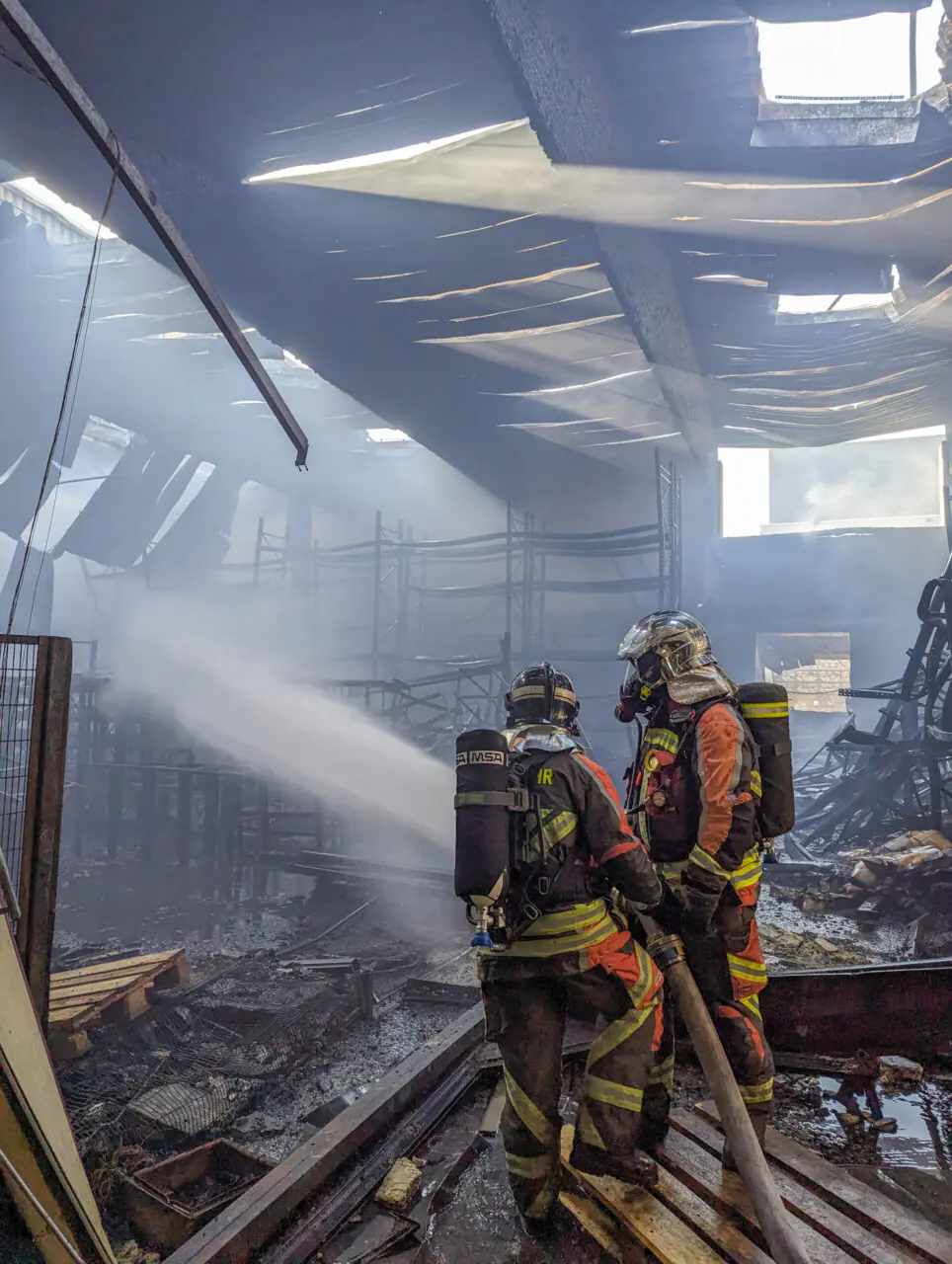 Feuerwehrmitglied legt Atemschutzgerät an – Feuerwehr Wolfurt