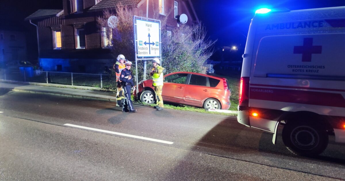Einsatz-Nr. 19 01.03.2024 19:13 Uhr – Achstraße > PKW im Graben
