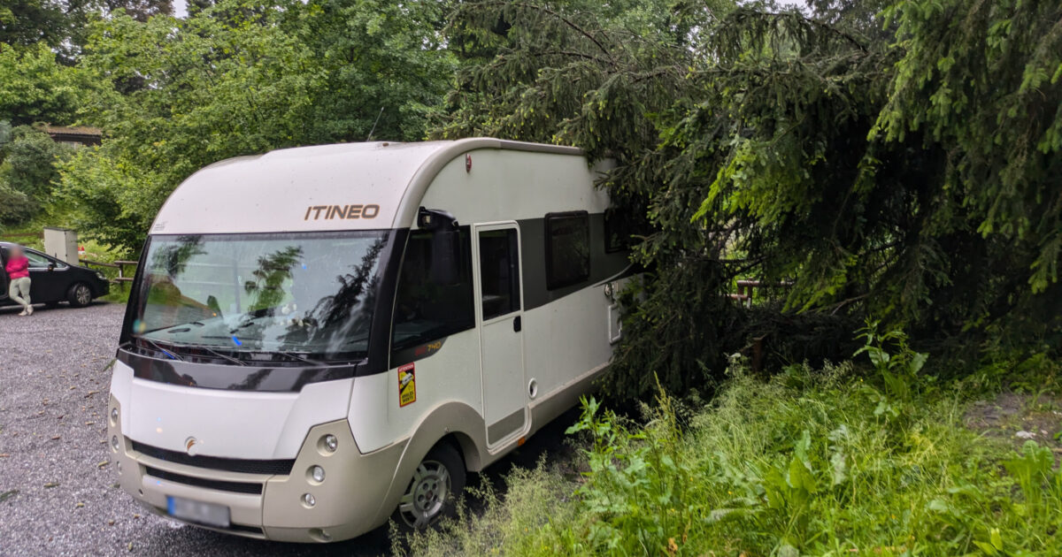 Einsatz-Nr. 46 01.06.2024 19:45 Uhr – im Holz >> Baum auf Wohnmobil