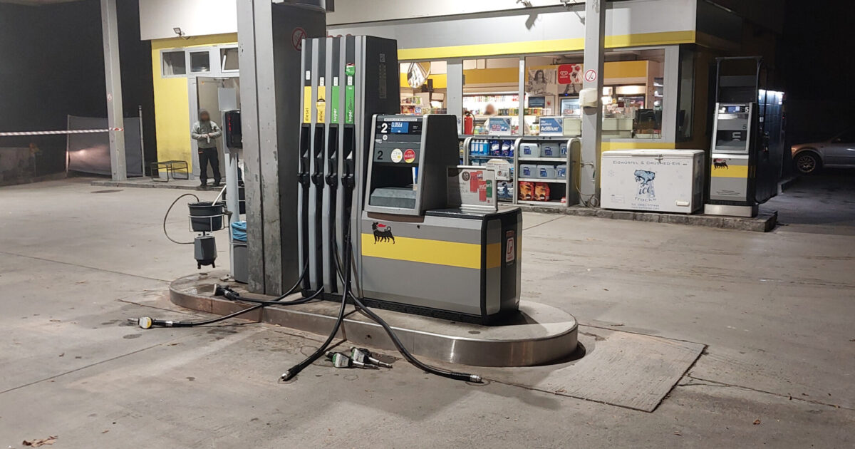 Einsatz-Nr. 124 28.10.2024 17:48 Uhr – Achstraße>> BUS gegen Zapfsäule