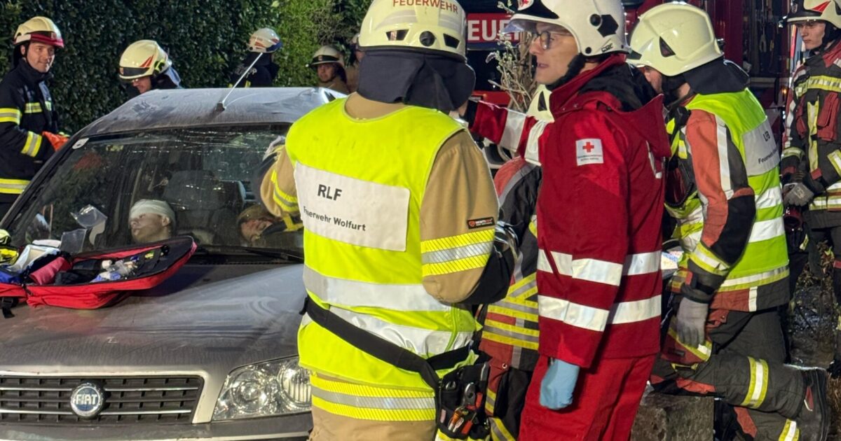 Einsatzübung mit Schere & Spreizer in Schwarzach