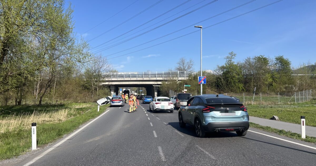 Einsatz-Nr. 023 | 10.04.2025 | 16:11 Uhr – Senderstraße>> Verkehrsunfall – PKW im Graben