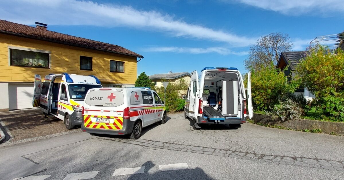 Einsatz-Nr. 025 | 21.04.2025 | 08:41 Uhr – SCHWARZACH Kellaweg >> schwerer Verkehrsunfall – Personen von PKW erfasst
