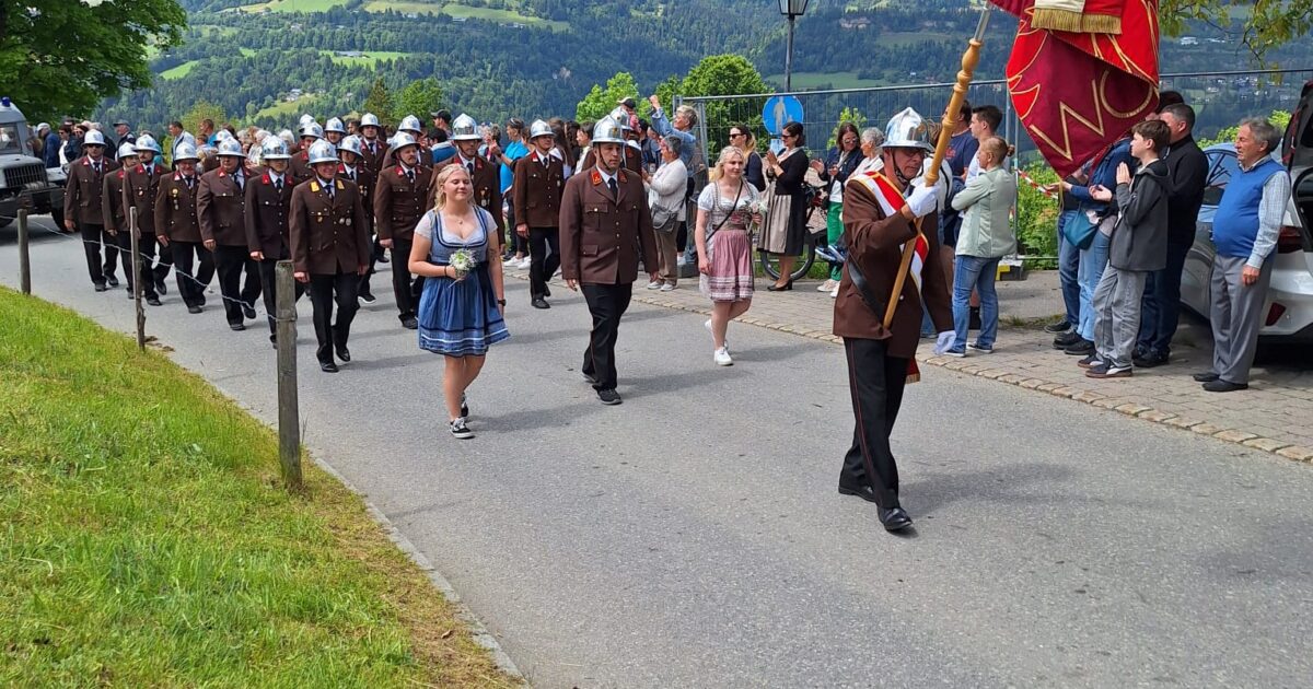 Feuerwehrfest in Buch: Feuerwehr Wolfurt beim feierlichen Festumzug dabei