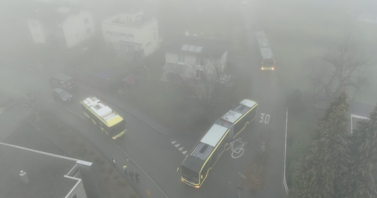 Einsatz-Nr. 122 | 18.12.2025 | 08:27 Uhr – Schmerzenbildstraße >> Bus gegen Zaun