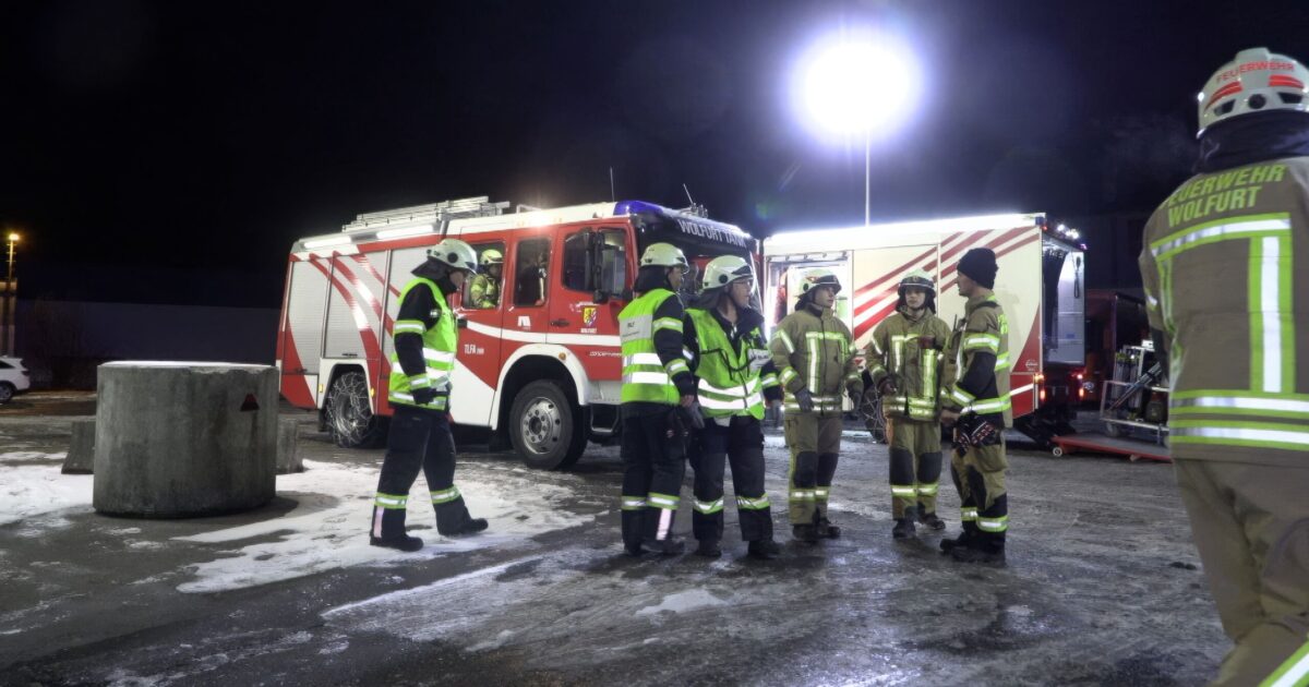 Brand in einer Logistik-Halle >> Senderstraße | Einsatz-Nr. 003 | 07.01.2026 – 17:47 Uhr