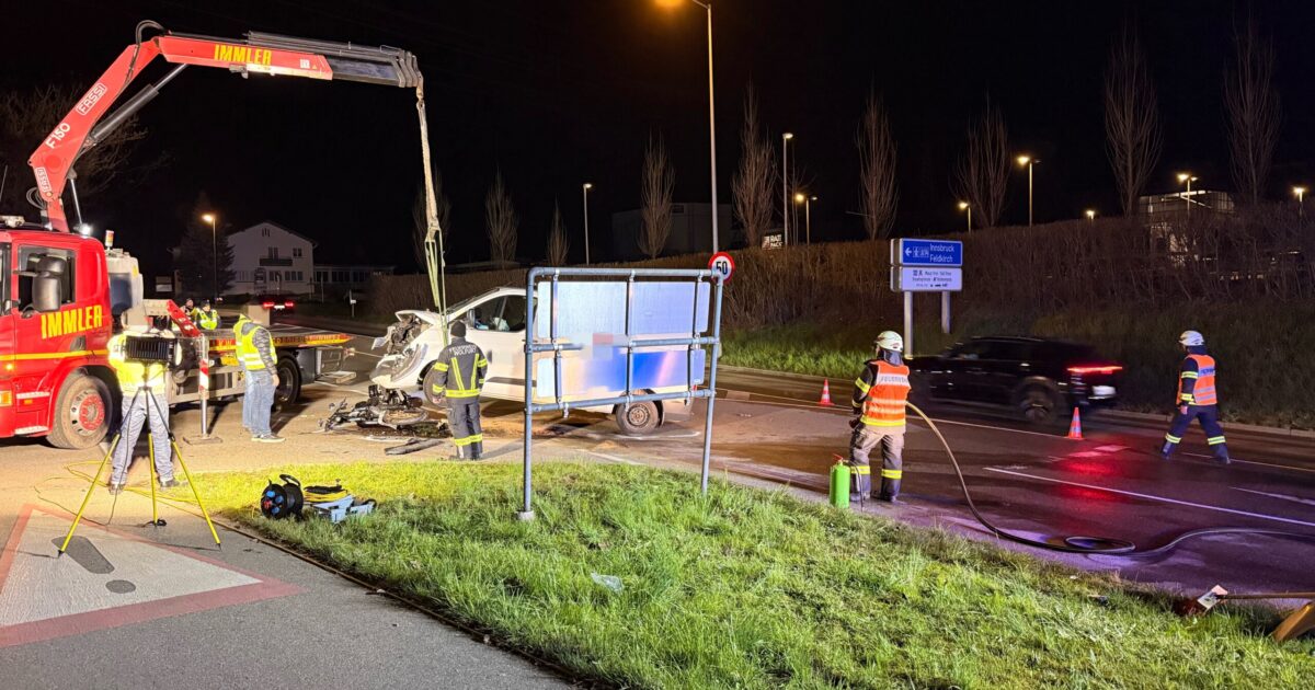 Schwerer Verkehrsunfall – Transporter gegen Motorrad >> Achstraße