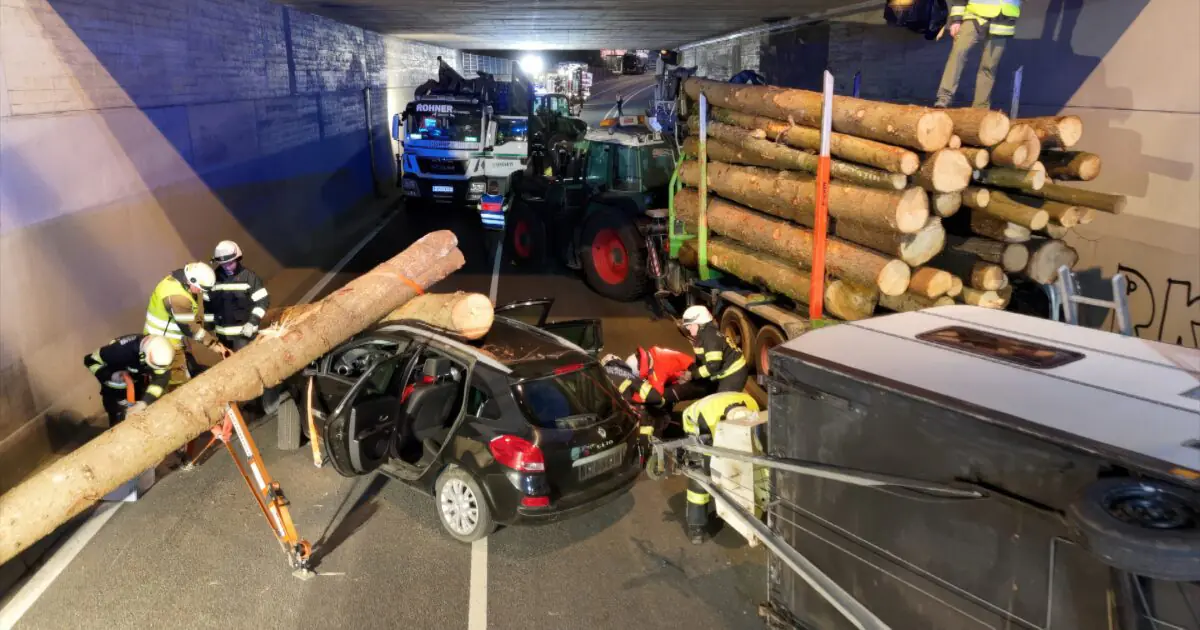 Großübung auf der Senderstraße – Feuerwehr trainiert komplexen Verkehrsunfall
