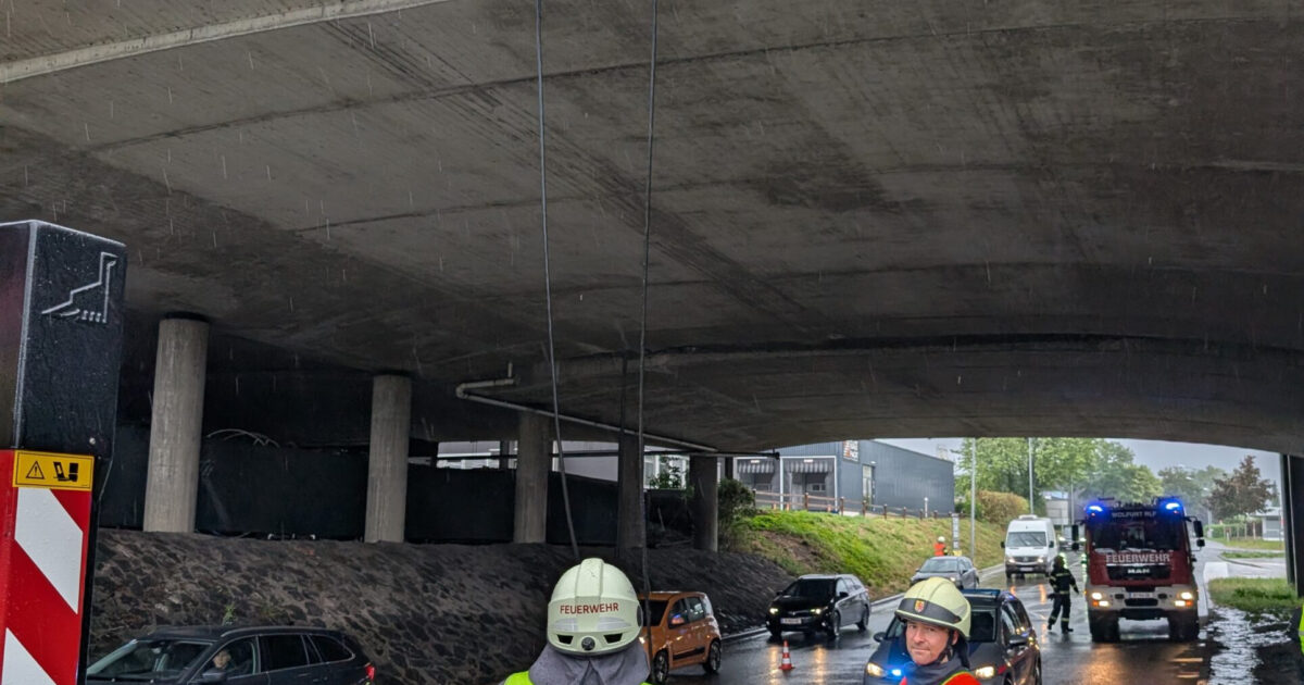 Kabel sorgt für Verkehrsbehinderung